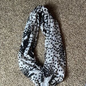 Black and White Star Pattern Scarf